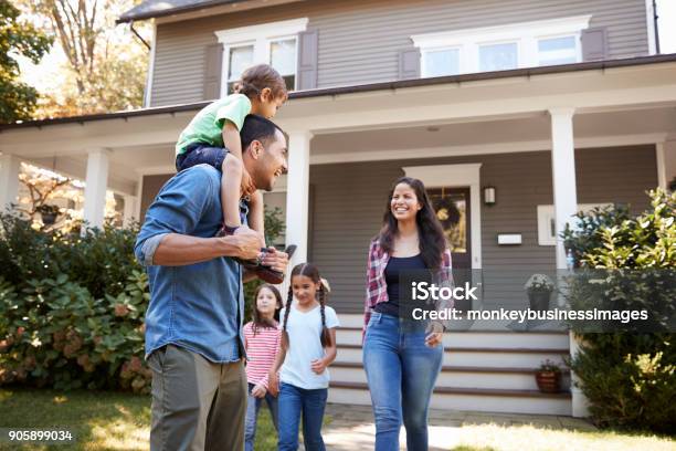 Vater Gibt Sohn Fahrt Auf Schultern Als Familie Haus Verlassen Stockfoto und mehr Bilder von Familie