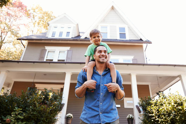 ojciec dając syn jeździć na ramionach poza domem - happiness family outdoors house zdjęcia i obrazy z banku zdjęć