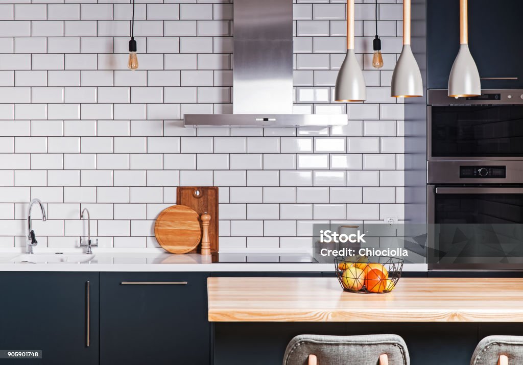 Interior moderno. Amplia cocina - Foto de stock de Cocina - Estructura de edificio libre de derechos