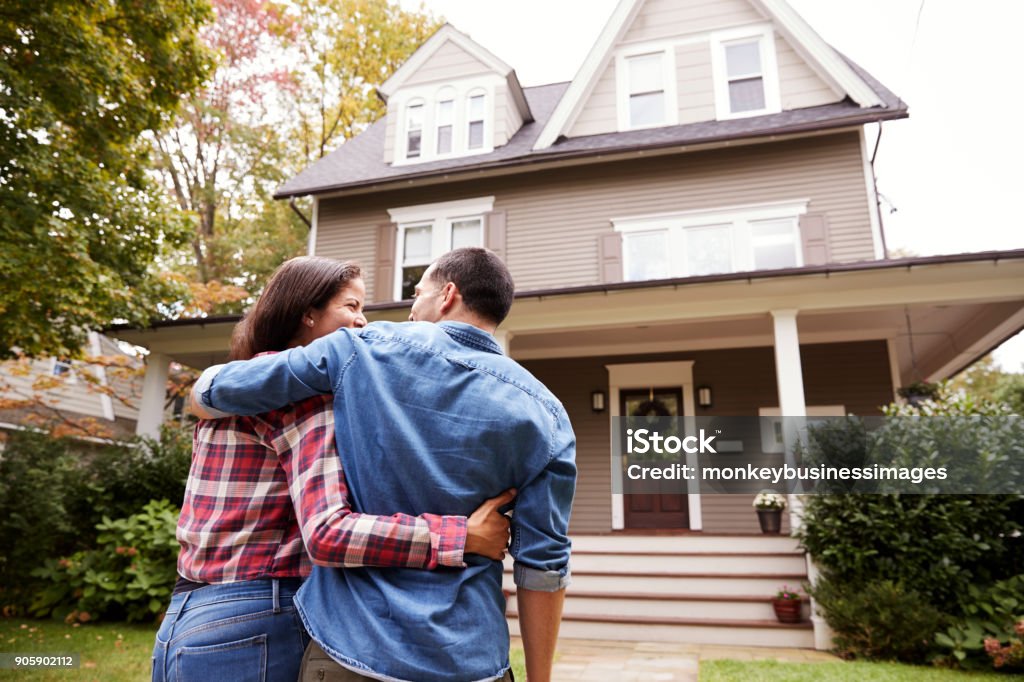 家に向かって歩くカップルを愛するの背面図 - 住宅購入のロイヤリティフリーストックフォト