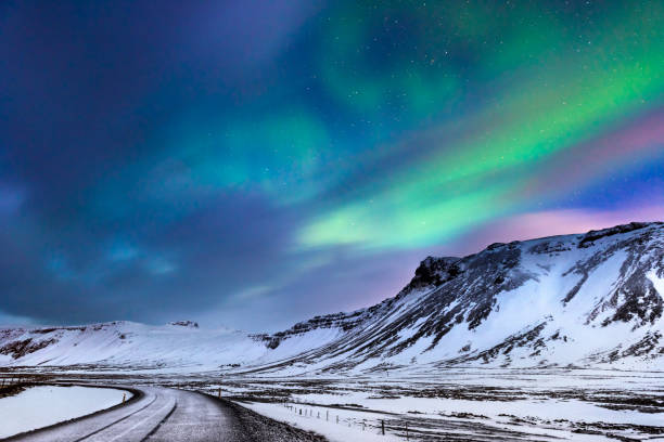 bellissimo paesaggio dell'aurora boreale - sunrise mountain winter arctic foto e immagini stock