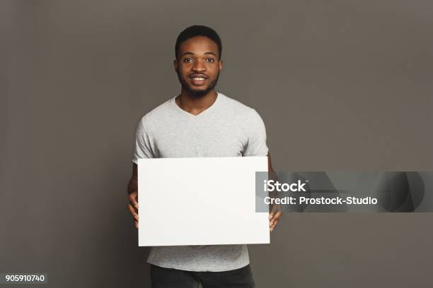 空白のホワイト ボードを持って若いアフリカ系アメリカ人男の画像 - 手に持つのストックフォトや画像を多数ご用意 - 手に持つ, 1人, 人物