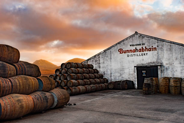 bunnahabhain distillery, islay, escocia. - whisky barrel distillery hard liquor fotografías e imágenes de stock