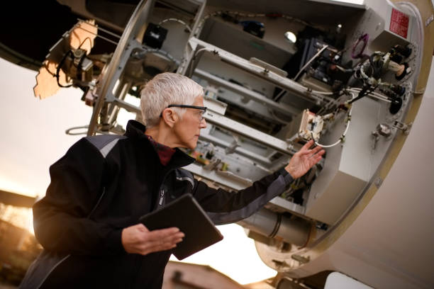 istock Senior aircraft mechanic 905917746