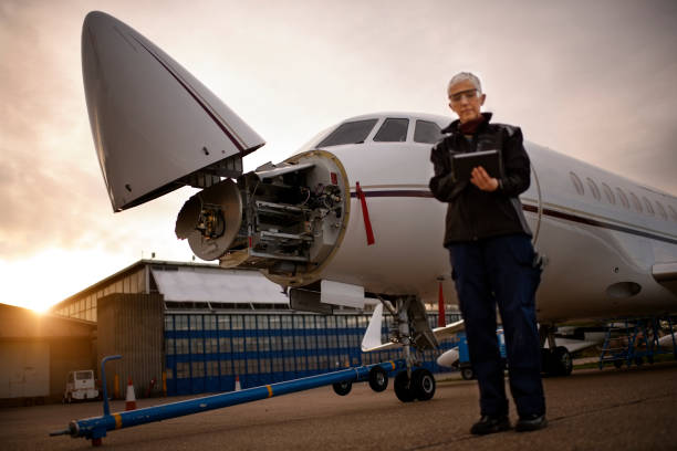 istock Senior aircraft mechanic 905917750