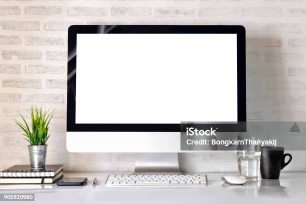 Foto de Maquete Do Espaço De Trabalho Limpo Moderno Com Tela Em Branco Desktop Computador E Material De Escritório e mais fotos de stock de Escrivaninha
