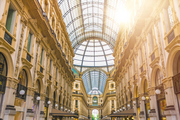 galerie vittorio emanuele ii in mailand - shopping milan italy retail shopping mall stock-fotos und bilder