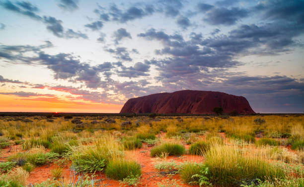 приближающийся рассвет и улуру - uluru australia northern territory sunrise стоковые фото и изображения