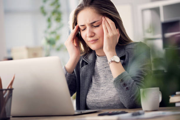 working woman have a headache - have imagens e fotografias de stock