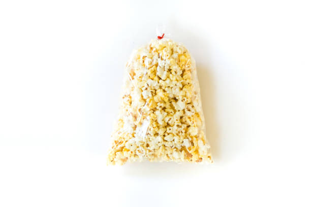 pilha de pipoca de caramelo num saco plástico alimentar - popcorn snack bowl isolated - fotografias e filmes do acervo