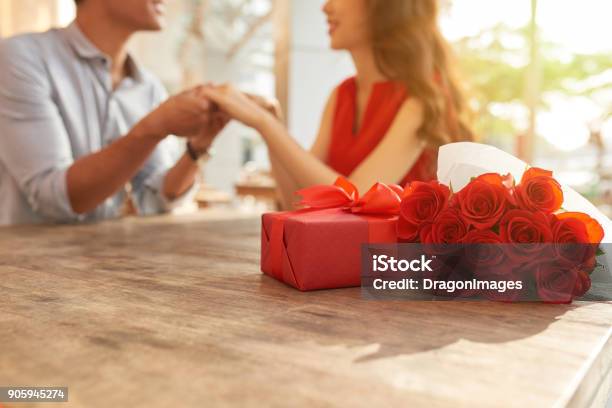 Feiern Valentinstag Mit Soulmate Stockfoto und mehr Bilder von Geschenk - Geschenk, Valentinstag, Romantisches Verhältnis
