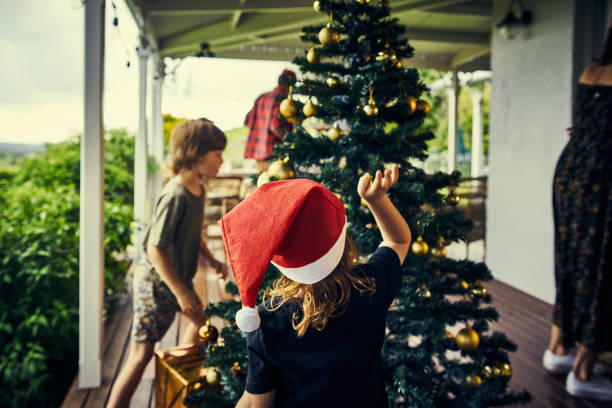 weihnachten ist sogar noch besser mit kindern - christmas family child christmas tree stock-fotos und bilder