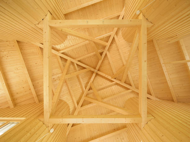 istock Ceiling with geometric pattern of wooden beams 905979490