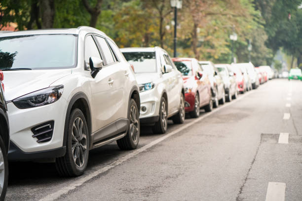 coches estacionados en el lado de la calle urbanismo - aparcar fotografías e imágenes de stock