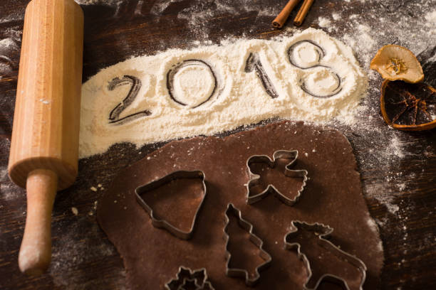istock Preparing gingerbread for Christmas as a gift. 905992124