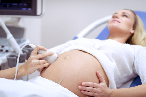 donna incinta in ecografia - scansione scientifica foto e immagini stock