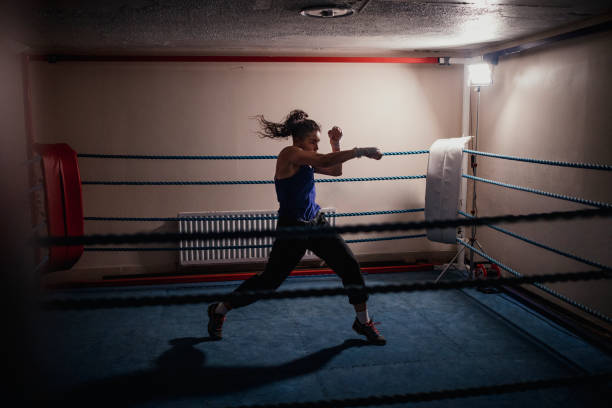 プロの女性ボクサー - fighting stance 写真 ストックフォトと画像