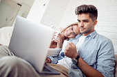 junges-paar-entspannende-in-ihrer-wohnun