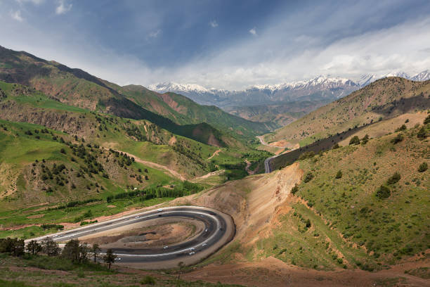 winding road, uzbekistán. - asia central fotografías e imágenes de stock