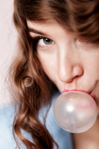 껌과 거품을 일 하는 여자 - candy make up chewing gum blue 뉴스 사진 이미지