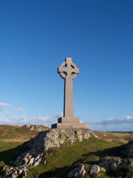 кельтский крест - wales stone cross religion стоковые фото и изображения