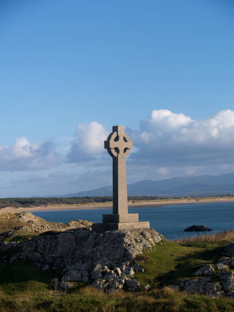 кельтский крест - wales stone cross religion стоковые фото и изображения