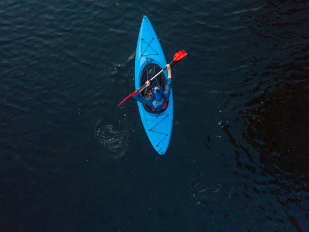 vista aérea de un kayak en un río, dublín, irlanda. - kayak barco de remos fotografías e imágenes de stock