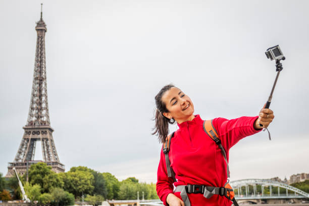 frau, die selfie am eiffelturm - einbeinstativ stock-fotos und bilder