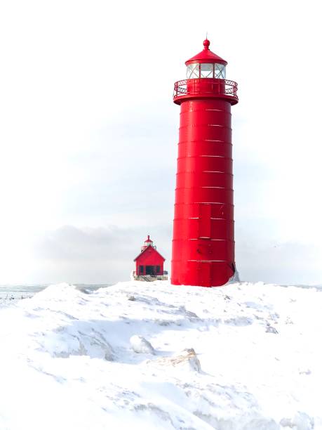 istock Grand Haven Lighthouse in the winter 906038612