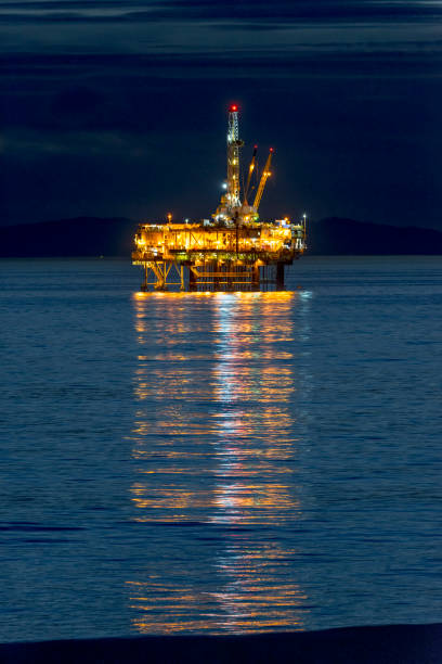 aceite de la plataforma de la playa de huntington en california - oil rig sea drilling rig sunset fotografías e imágenes de stock