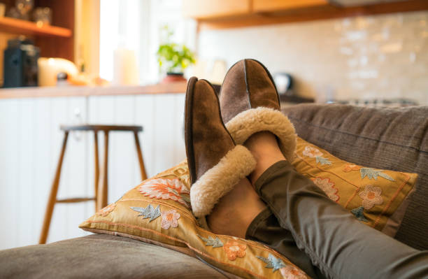 relaxamento well-earned: pés para cima no sofá - chinelo - fotografias e filmes do acervo