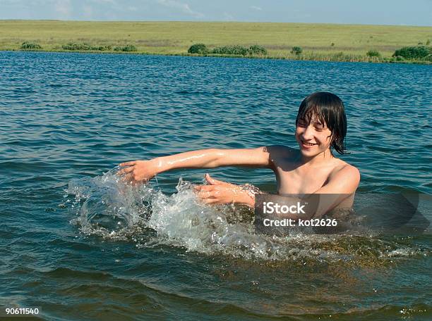 Menino Em Água - Fotografias de stock e mais imagens de Adolescente - Adolescente, Alegria, Ao Ar Livre