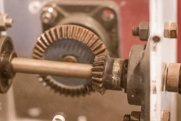 Sample of bevel gear set. Bevel gears are gears where the axes of the two shafts intersect and the tooth-bearing faces of the gears themselves are conically shaped on shafts that are 90 degrees apart. conjunto de la muestra de engranaje cónico. engranajes cónicos son engranajes donde se cruzan los ejes de los dos ejes y de las caras del cojinete de diente de los engranajes se tienen forma cónica en los ejes que están separados 90 grados.