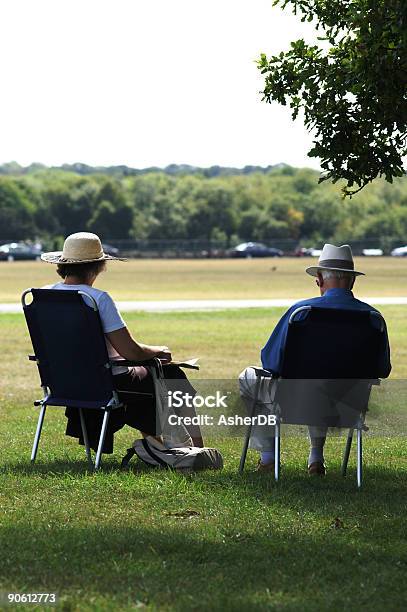 늙음 Couple In Park 2명에 대한 스톡 사진 및 기타 이미지 - 2명, 공원, 그늘