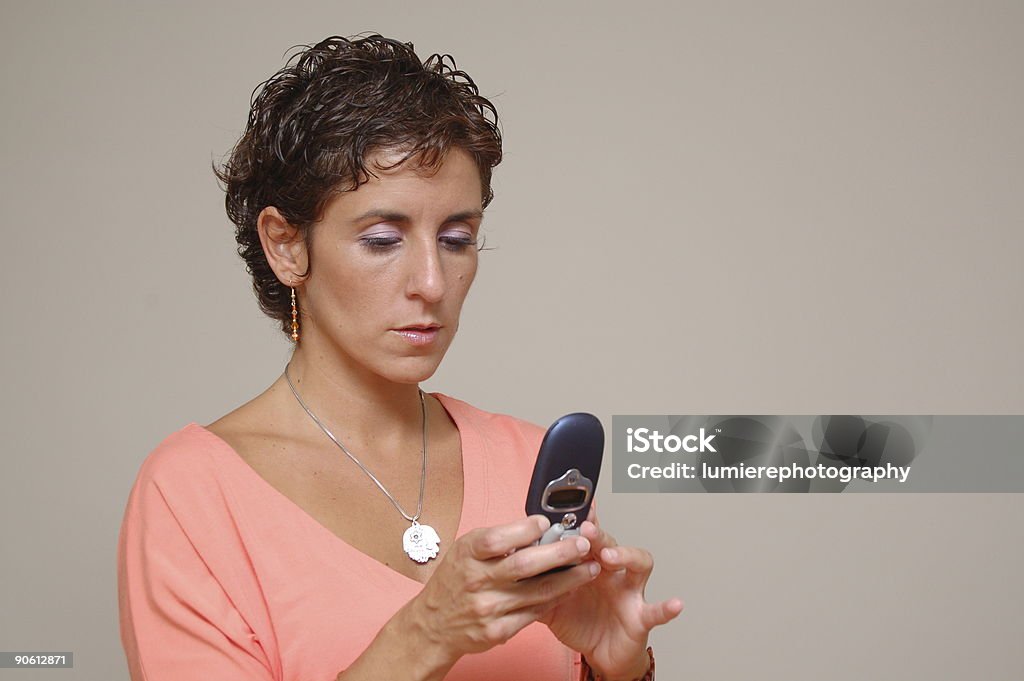 Jovem mulher mandar mensagem de texto pelo celular - Foto de stock de Adulto royalty-free