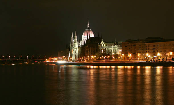 budapeszt, widok z boku parlamentu - houses of parliament zdjęcia i obrazy z banku zdjęć