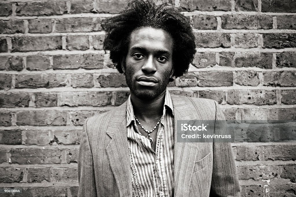 Afro-americano homem contra uma parede de tijolo - Royalty-free Adulto Foto de stock