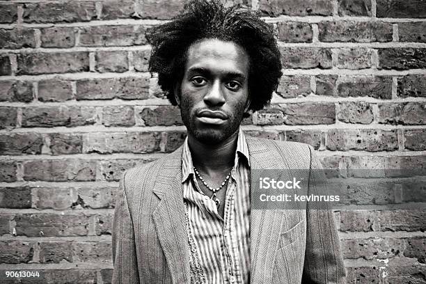 Afroamericano Homem Contra Uma Parede De Tijolo - Fotografias de stock e mais imagens de Adulto - Adulto, Afro, Afro-americano