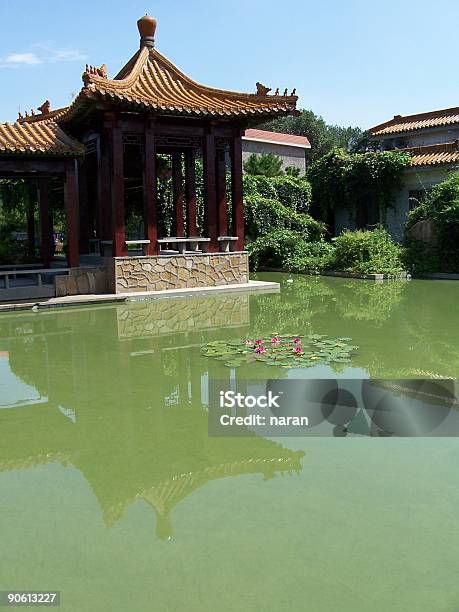 Foto de Jardim Em Shenyang China e mais fotos de stock de Arco - Característica arquitetônica - Arco - Característica arquitetônica, Azulejo, Cabeça da flor