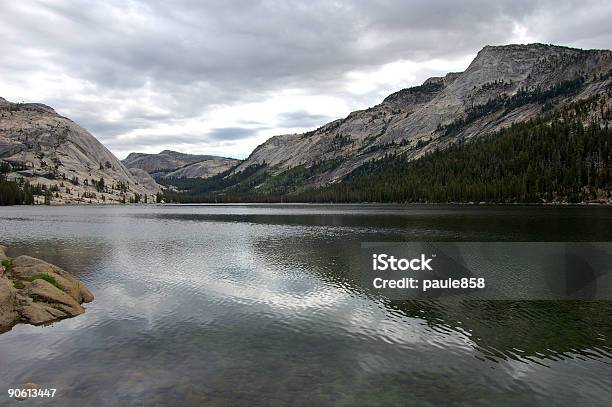 Jezioro Sierra 2 - zdjęcia stockowe i więcej obrazów Bez ludzi - Bez ludzi, Chmura, Czysty