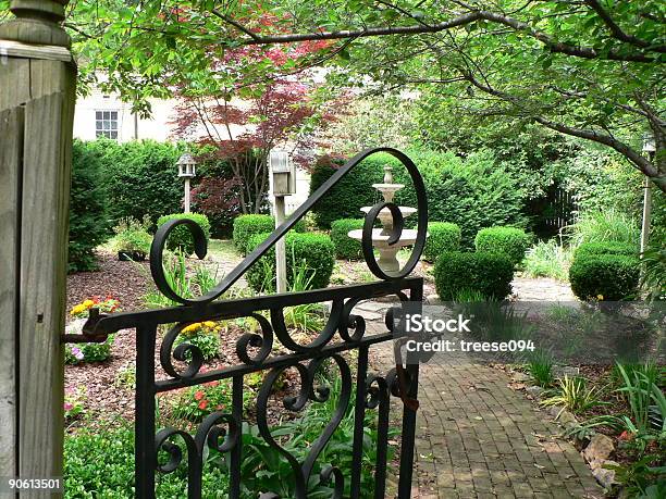 Foto de Garden Gate e mais fotos de stock de Ajardinado - Ajardinado, Alimentar, Arbusto