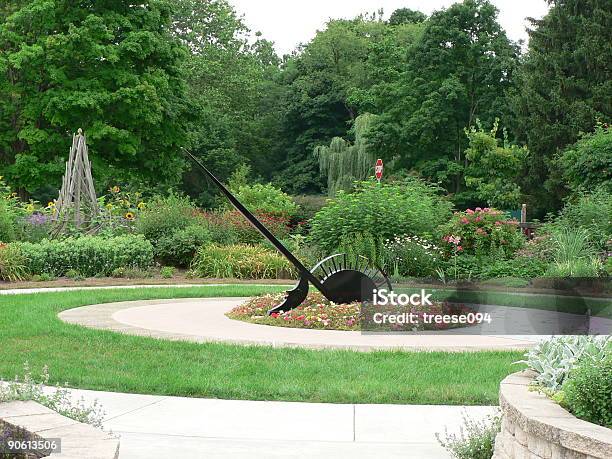 Grande Giardino Sundial - Fotografie stock e altre immagini di Aiuola - Aiuola, Albero, Ambientazione esterna