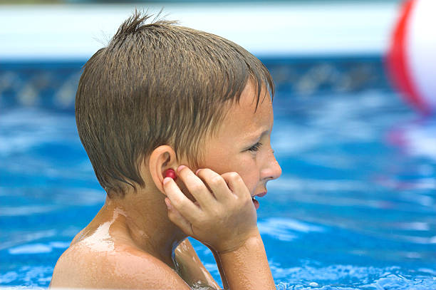 menino na piscina - young ears imagens e fotografias de stock