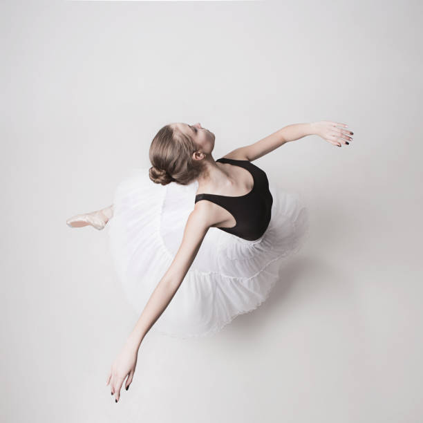 la vista superior de la bailarina adolescente sobre fondo blanco - estudio de ballet fotografías e imágenes de stock