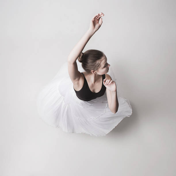 widok z góry baleriny nastolatek na białym tle - ballet dancer dancing performer zdjęcia i obrazy z banku zdjęć