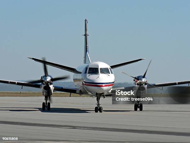Commuter Avión Foto de stock y más banco de imágenes de Aeropuerto - Aeropuerto, Aire libre, Ala de avión
