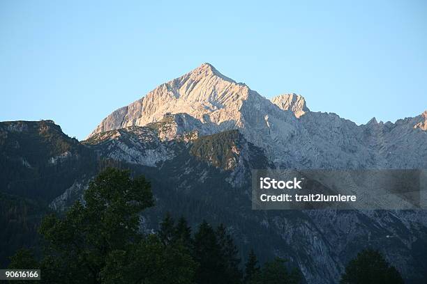 Alpenspitze Bei Sonnenaufgang Stockfoto und mehr Bilder von Alpen - Alpen, Alpspitze, Auto