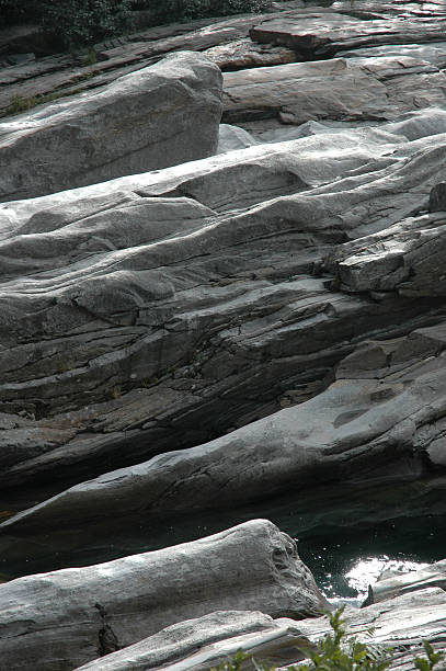 lecho del río - riverbed switzerland valley stone fotografías e imágenes de stock
