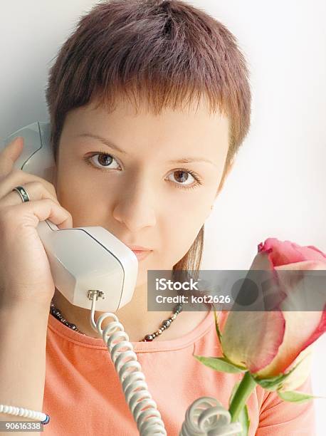 Foto de Conversa De Telefone e mais fotos de stock de Acima - Acima, Adulto, Ambiente dramático