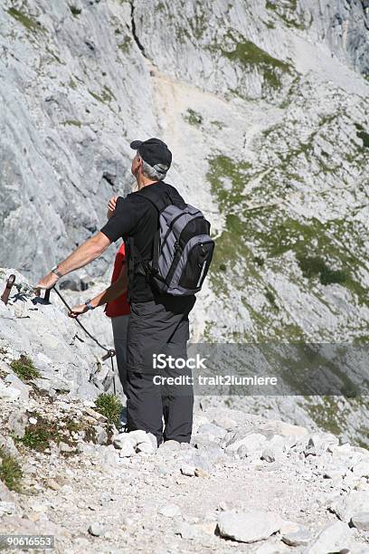 Senior Caminhada Olhando Para Os Percursos De Terra - Fotografias de stock e mais imagens de Adulto